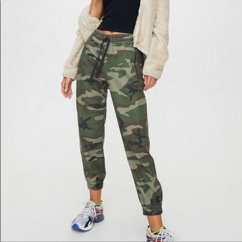 Aritzia‎ TNA Alix Green Camo Cotton Twill Camouflage Jogger pants size XS